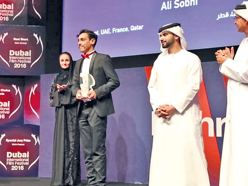 علي صبحي متسلماً جائزته في مهرجان «دبي السينمائي»