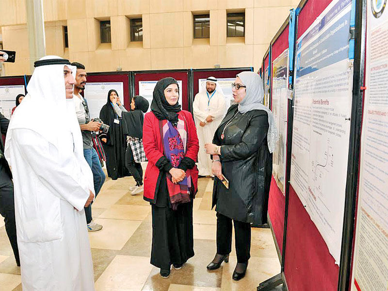 الأنصاري خلال جولته في «الملصق العلمي»