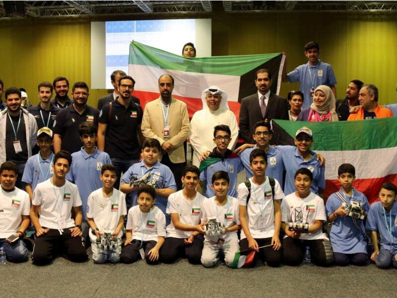  وكيل وزارة التربية المساعد لقطاع التنمية التربوية والانشطة بدولة الكويت فيصل المقصيد يتوسط المشاركين الكويتيين في البطولة العربية ال10 للروبوت 