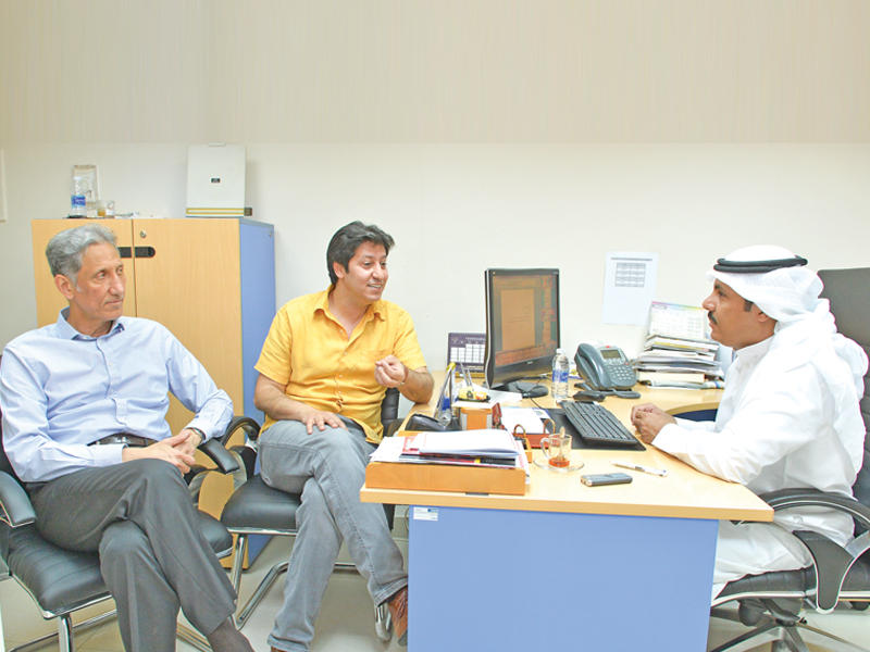 طه عدنان متحدثاً للزميل لافي الشمري بحضور طالب الرفاعي