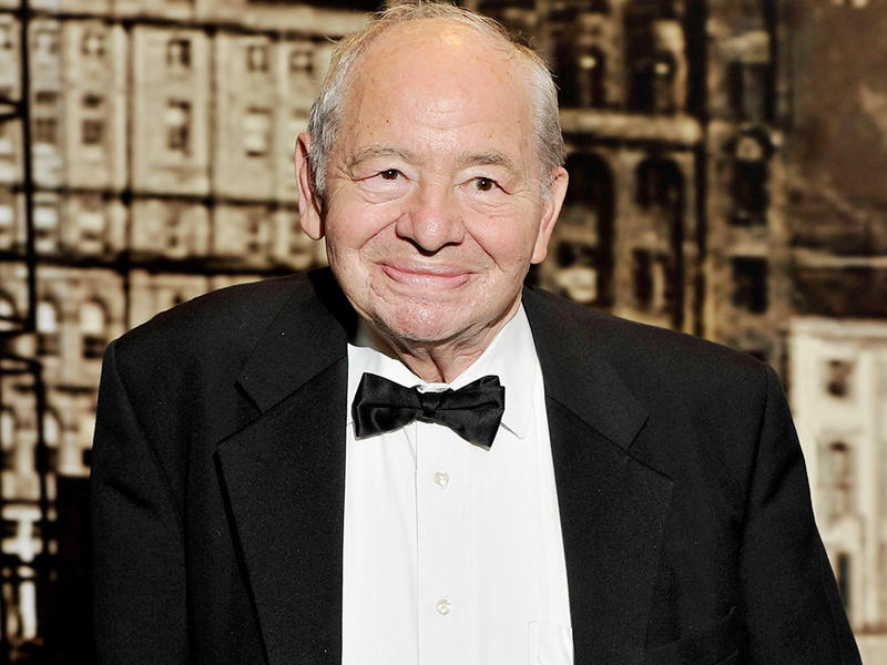  الكاتب البريطاني كولين ديكستر 