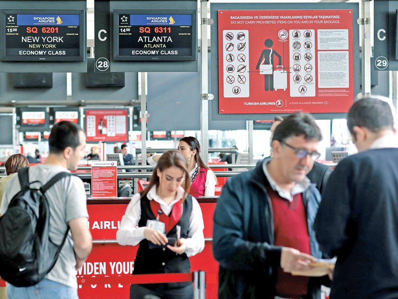 مسافرون الى أميركا على متن الخطوط الجوية التركية ينتظرون في مطار أتاتورك اليوم (إي بي أيه)