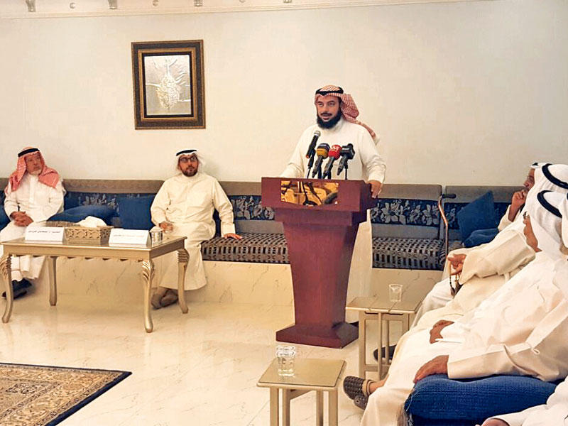 الحربش متحدثاً في الندوة... وبدا الشاهين