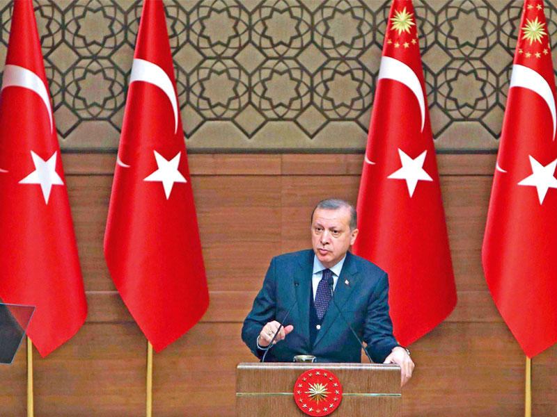 إردوغان متحدثا خلال مؤتمر صحافي بمقر الرئاسة التركية في أنقرة اليوم (أ ف ب)