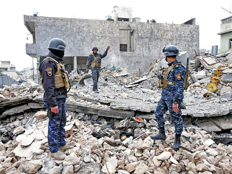 جنود عراقيون يتفقدون منطقة الدواسة في الموصل اليوم (رويترز)n