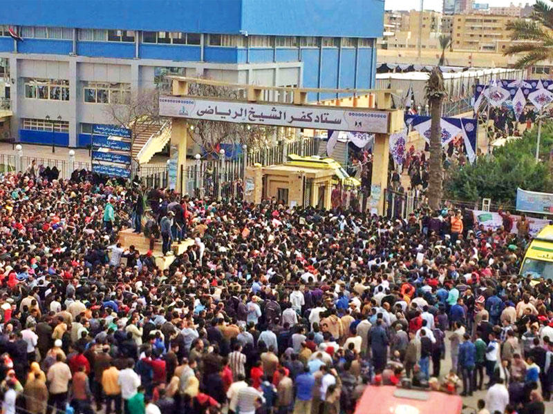 جانب من الحشد الذي استجاب لـ«دعوة التوظيف» أمام بوابة استاد كفر الشيخ شمال القاهرة 