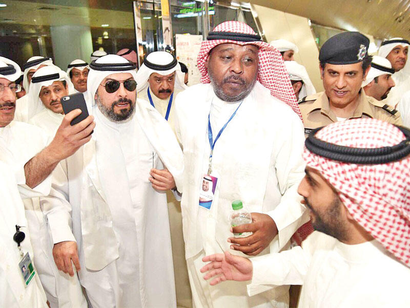 لحظة وصول الفهد إلى مطار الكويت