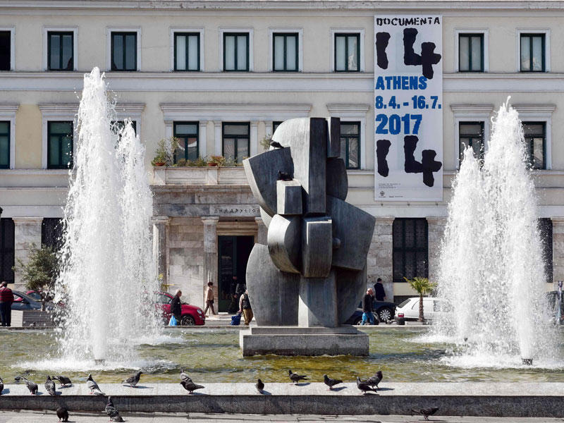 أثينا و لافتة تعلن عن مهرجان الفن المعاصر المرموق دوكومنتا