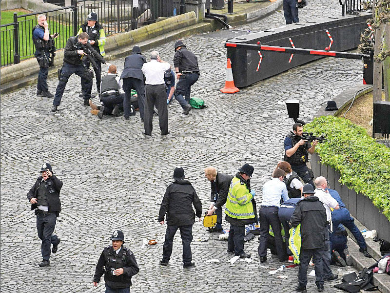 موقع قريب من سور البرلمان الذي صدمه المهاجم بسيارته وطعن شرطياً في لندن أمس