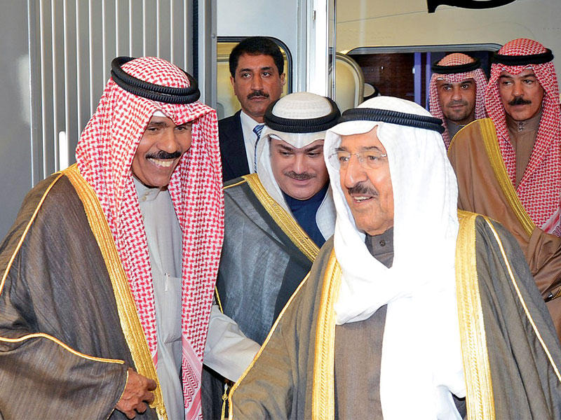  صاحب السمو أثناء وصوله إلى البلاد وفي استقباله ولي العهد