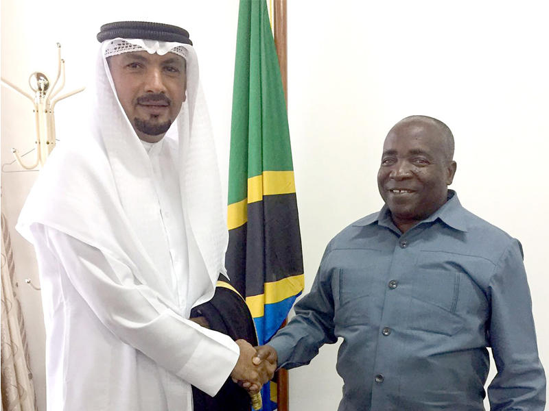 وزير المياه والري التنزاني جيرسون لوينغي والسفير جاسم الناجم