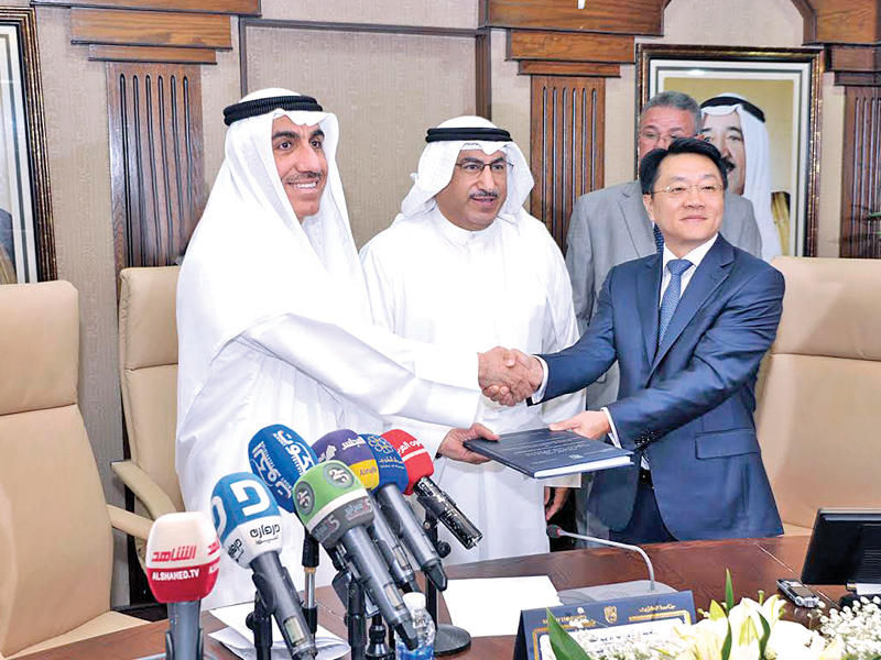 جانب من توقيع العقد