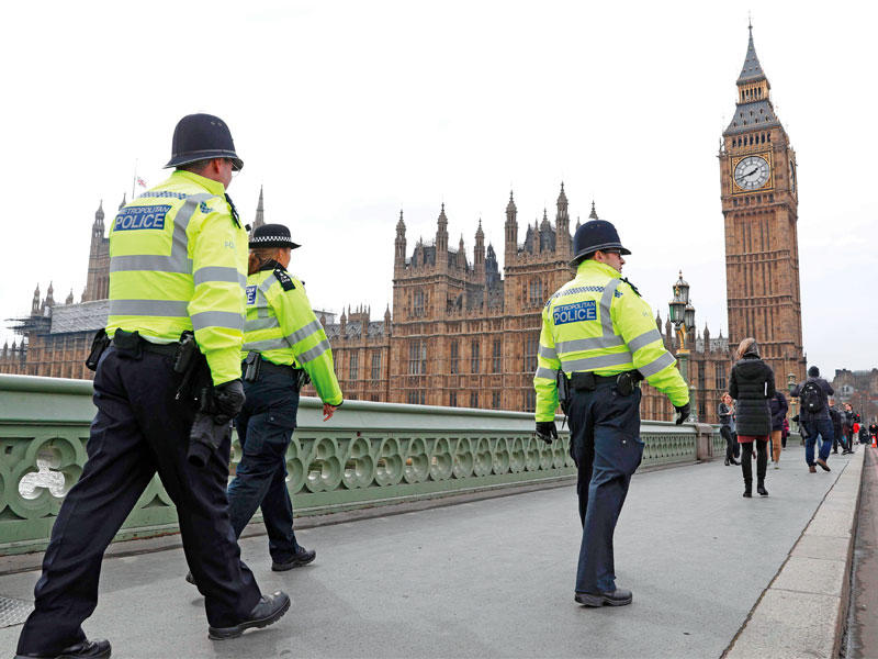 دورية شرطة على جسر ويستمنستر بعد فتحه للمرور في لندن أمس ( أ ف ب)