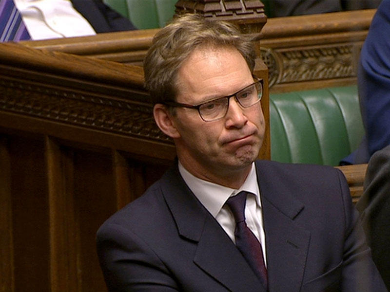 النائب توبياس إلوود يستمع إلى الخطاب في البرلمان صباح اليوم بعد هجوم في وستمنستر