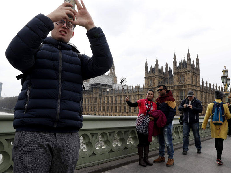 صور سيلفي على جسر وستمنستر أمام مجلس النواب في وسط لندن  بعد أن أعيد فتح الجسر أمام حركة المرور بعد إغلاقه خلال الهجوم الإرهابي