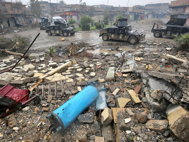 سيارات مكافحة الإرهاب العراقية باتجاه حي يباسات أثناء هجومها المتواصل على داعش