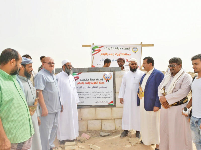 حملة «الكويت إلى جانبكم» تضع حجر الأساس للمشاريع بمأرب