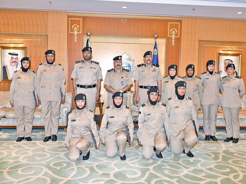 الخريجات وقادة «الداخلية» بعد أداء القسم 