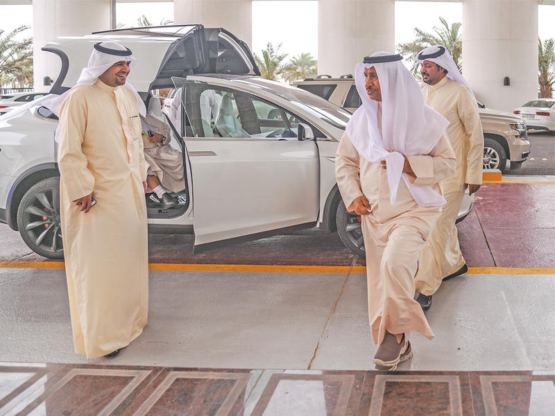رئيس الوزراء عقب تجربته سيارة كهربائية أمس