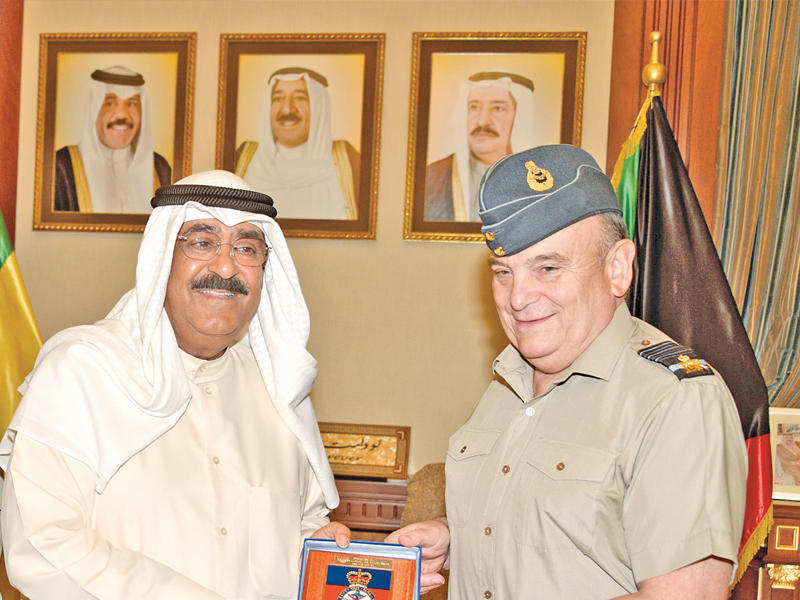 درع تذكارية لمشعل الأحمد من رئيس الأركان البريطانيn