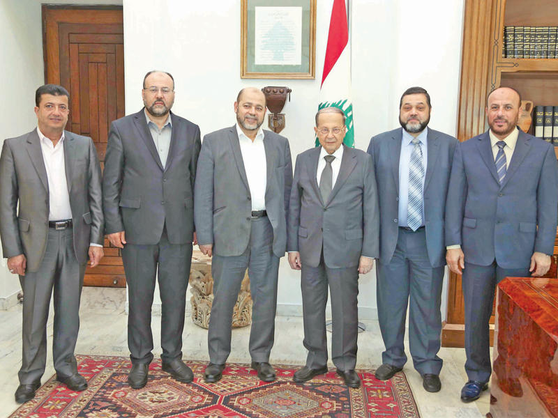 عون مستقبلاً وفداً من حركة حماس في بعبدا أمس (دالاتي ونهرا)