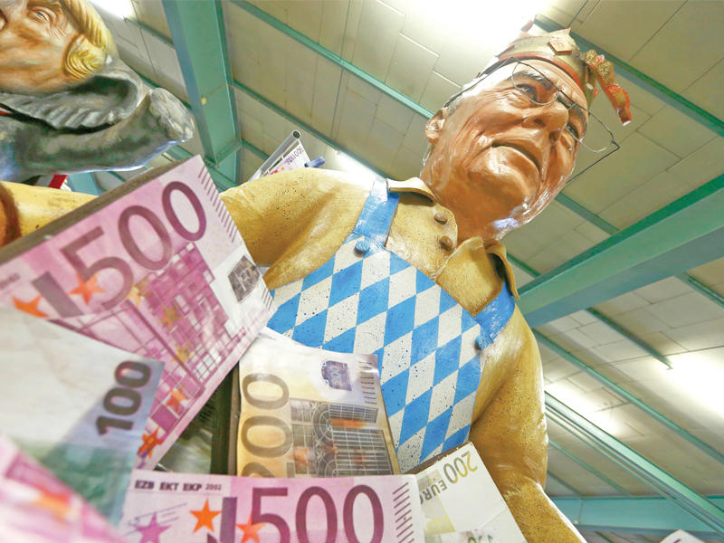 مجسم لبيكنباور على جهاز جمع أموال تم عرضه في مدينة ماينز الألمانية