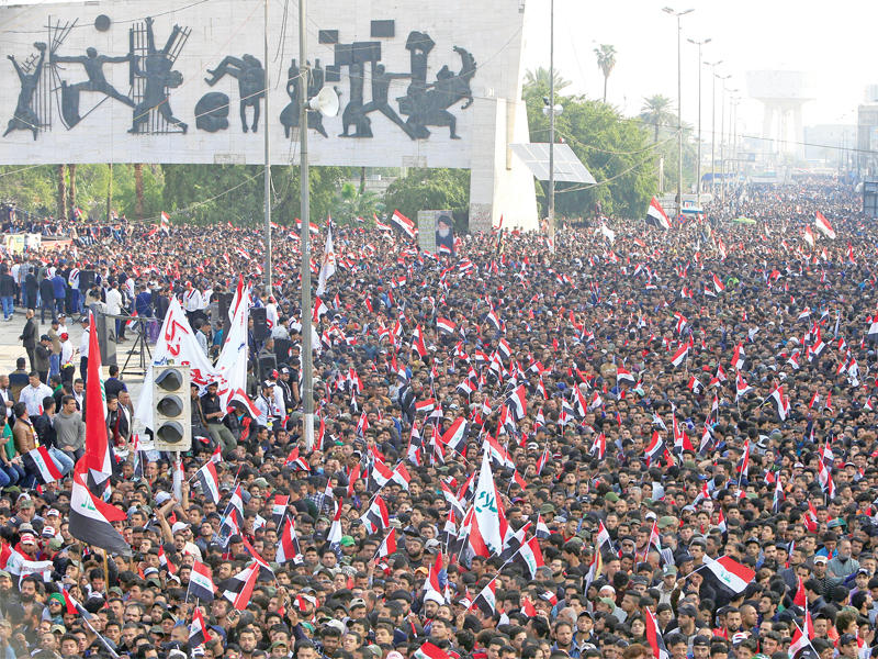 أنصار الصدر يتظاهرون في ساحة التحرير وسط بغداد أمس t(رويترز)