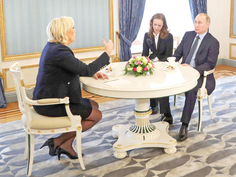 بوتين مستقبلاً لوبن في موسكو أمس t(أ ف ب)