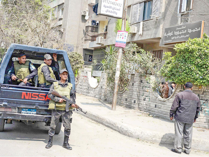 رجال أمن في محيط المنزل الذي شهد الانفجار بحي المعادي جنوب القاهرة أمس (أ ف ب)