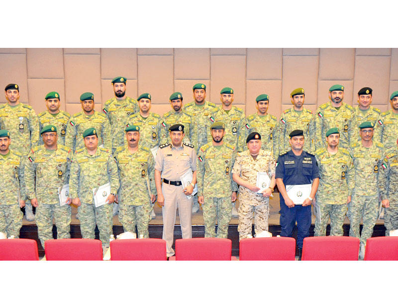 حمد متوسطا الخريجين في ختام دورة التأهيل الإعلاميn