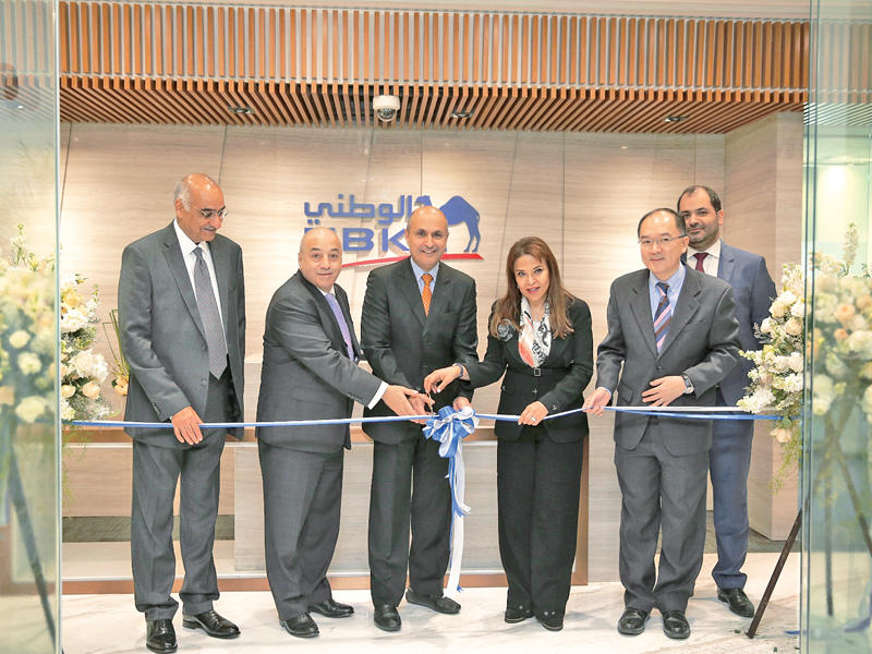 عصام الصقر وشيخة البحر مع مديري البنك التنفيذيين خلال قص شريط الافتتاح