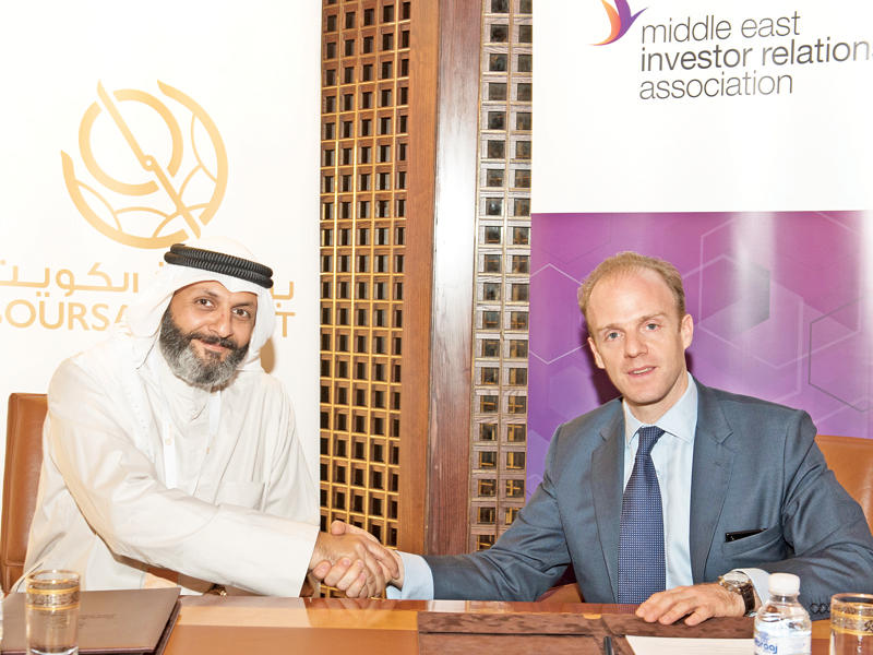 الخالد وأليكس فيتالي عقب توقيع المذكرة