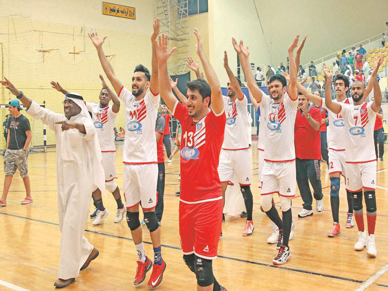 لاعبو نادي الكويت يحتفلون بعد الفوز ببطولة كأس الاتحاد 