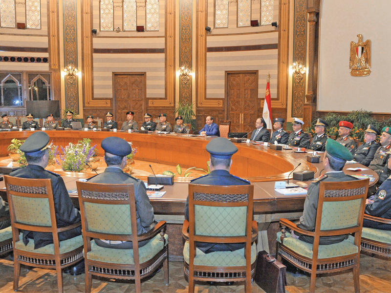 الرئيس السيسي مجتمعاً بقيادات القوات المسلحة والشرطة امس