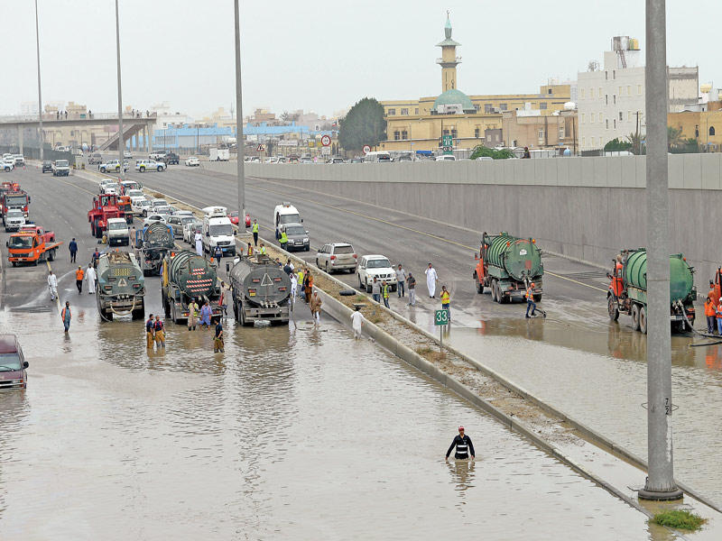 تناكر الأشغال تسحب مياه نفق الصباحية أمس