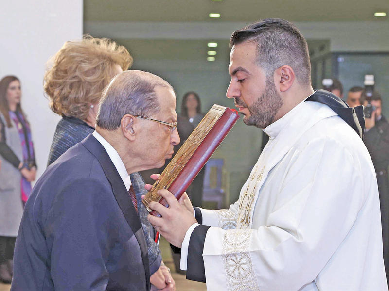 الرئيس عون خلال مشاركته في قداس عيد بشارة العذراء مريم في ديراللويزة أمس  (دالاتي ونهرا)