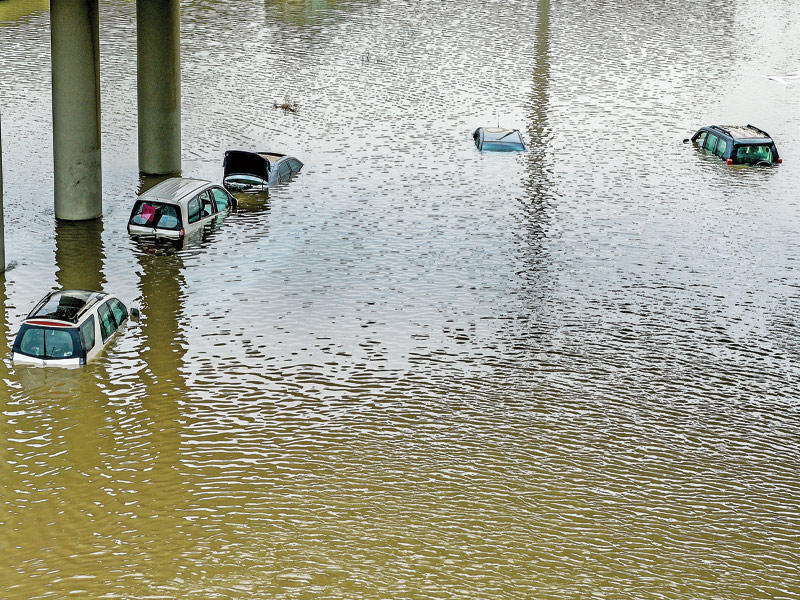 سيارات غارقة في نفق الصباحية (تصوير نوفل إبراهيم)