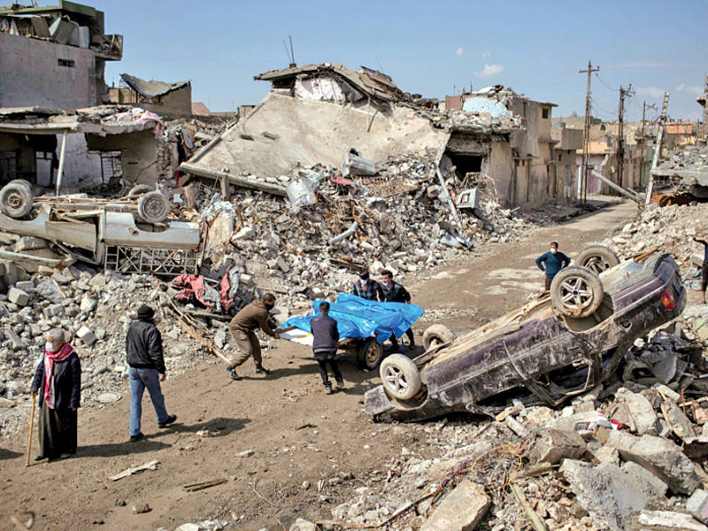 جانب من الموقع الذي استهدفته غارة للتحالف الدولي في الموصل الجديدة