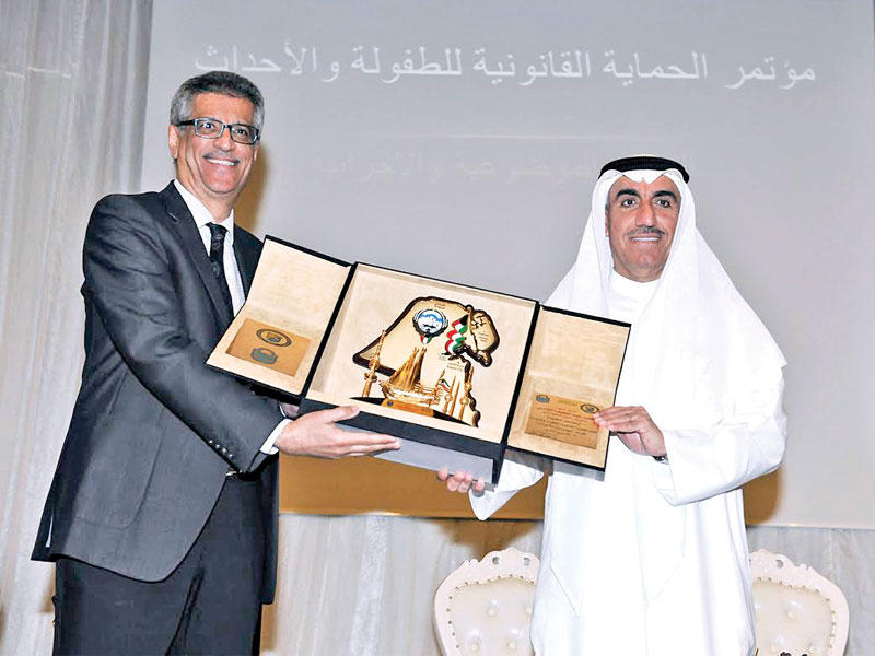 النكاس يكرم الأنصاري