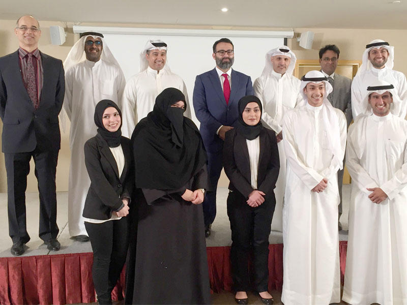 صورة جماعية لفريق جامعة الكويت الذي فاز بالمركز الاول في مسابقة التحليل المالي السنوية
