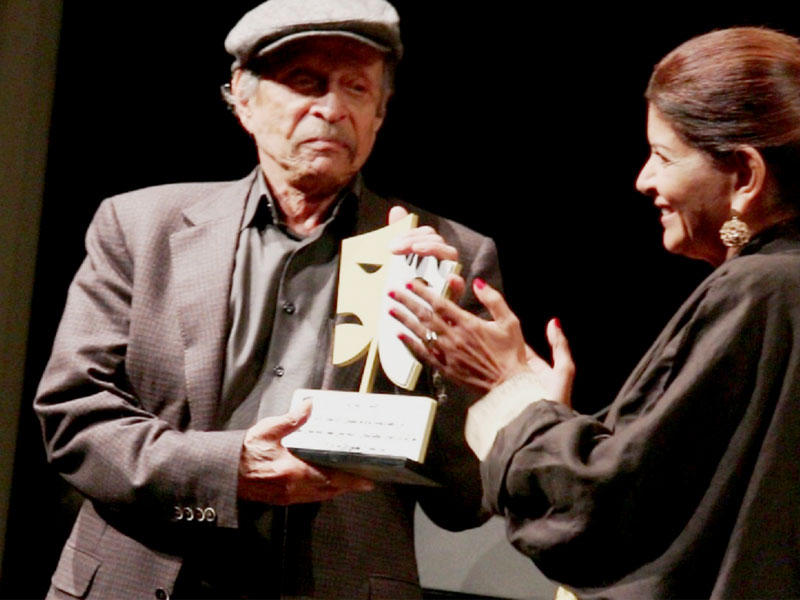 فارعة السقاف تكرم إسماعيل فهد