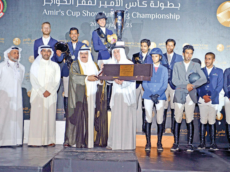 القعود تحمل الكأس على منصة التتويج 