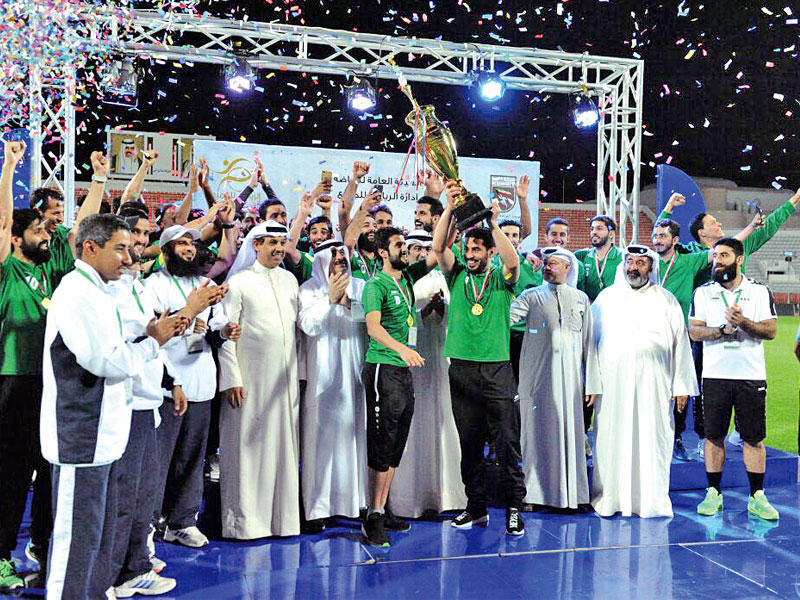 الفريق البطل يحمل كأس البطولة