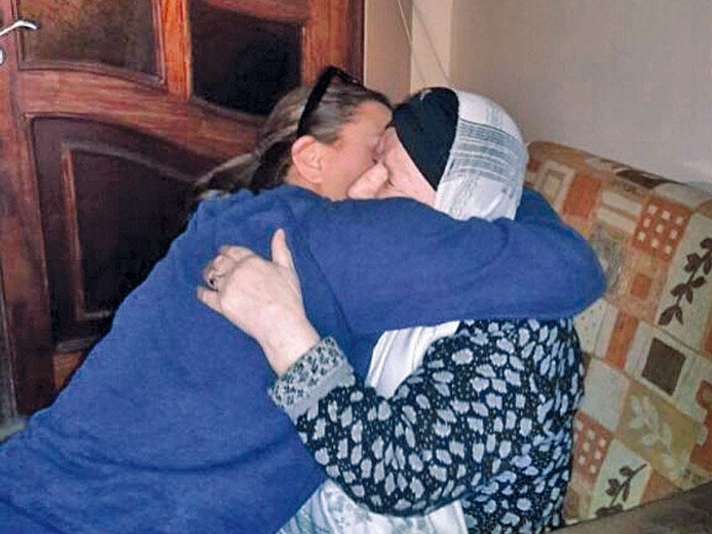 شكران مرتجى مع والدتها