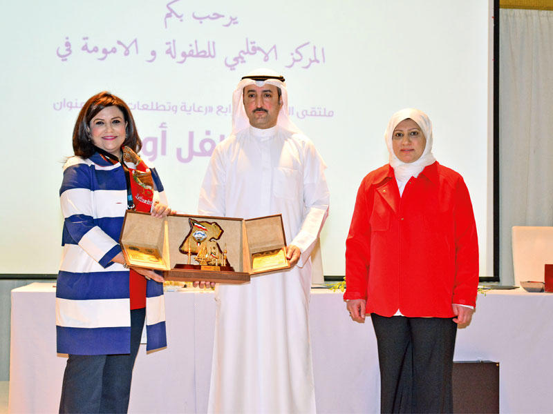 السويدان تسلم درعاً تكريمية لـ «الجريدة» إلى الزميل فهد الرمضان
