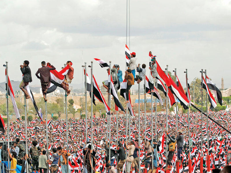 أنصار الميليشيات الحوثية وصالح يتظاهرون في صنعاء اليوم (أ ف ب)
