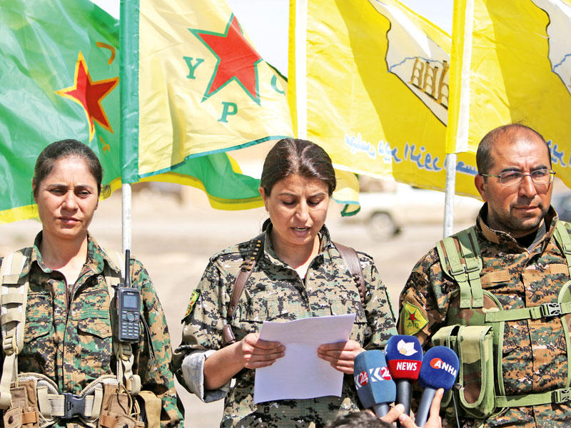 المتحدثة باسم حملة الرقة جيهان شيخ أحمد تتلو بياناً صحافياً شرق المدينة اليوم (رويترز)