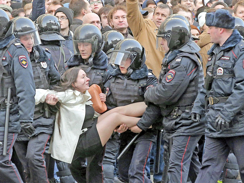 قوات الأمن الروسية تعتقل متظاهرة وسط موسكو اليوم (اي بي أيه)