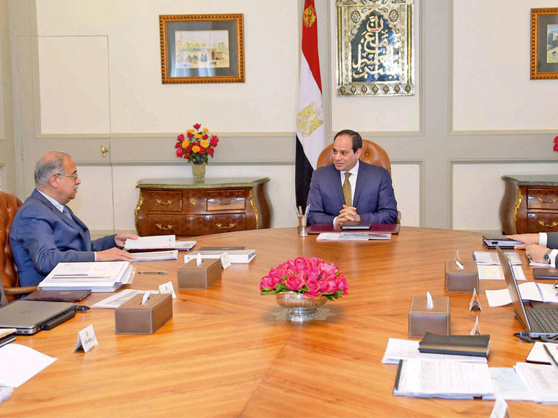 السيسي مجتمعا برئيس الحكومة ووزير المالية عمرو الجارحي ووزيرة التخطيط هالة السعيد في القاهرة أمس   (الرئاسة المصرية)