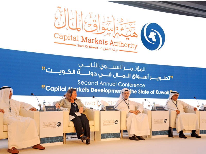 مشعل العصيمي لليمين مترئساً الجلسة الأولى